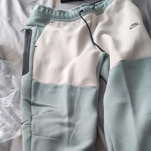 Nike Cream and Green Joggers - Picture 1 of 1